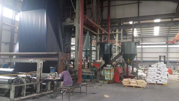 垃圾場防滲土工膜生產(chǎn)現(xiàn)場